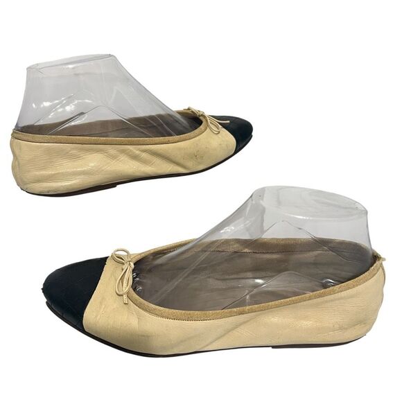 Chanel Classic Cream & Black Black Leather CC Cap Toe Ballet Flats Size 7 Women’ - Picture 2 of 5